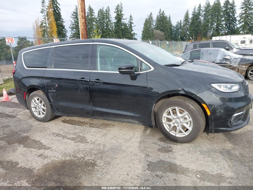 2023 Chrysler Pacifica Touring L VIN: 2C4RC1BG8PR631948 Lot: 43689752