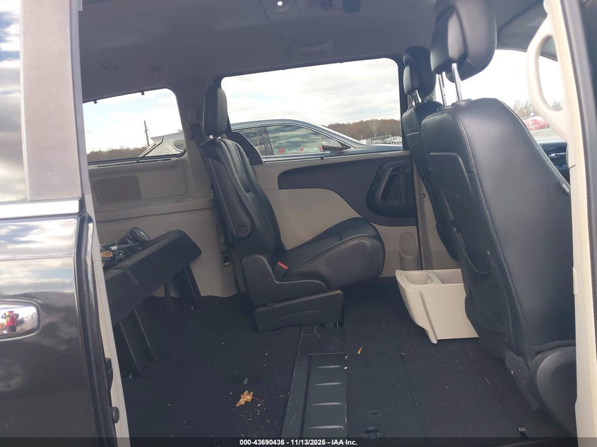 2016 Chrysler Town & Country Touring-L VIN: 2C4RC1CG1GR232605 Lot: 43690436