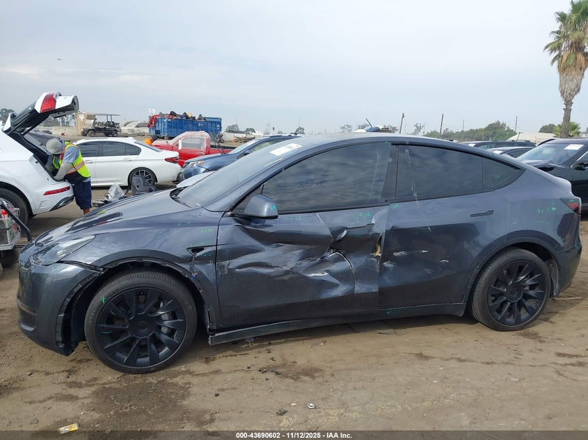 2023 Tesla Model Y Awd/Long Range Dual Motor All-Wheel Drive VIN: 7SAYGDEE0PF867570 Lot: 43690602