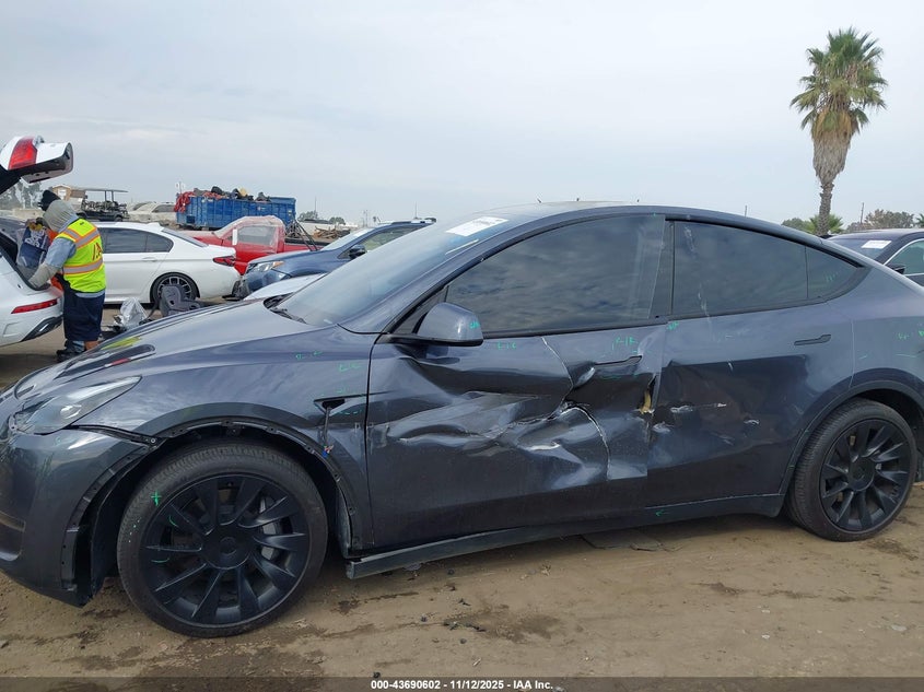 2023 Tesla Model Y Awd/Long Range Dual Motor All-Wheel Drive VIN: 7SAYGDEE0PF867570 Lot: 43690602