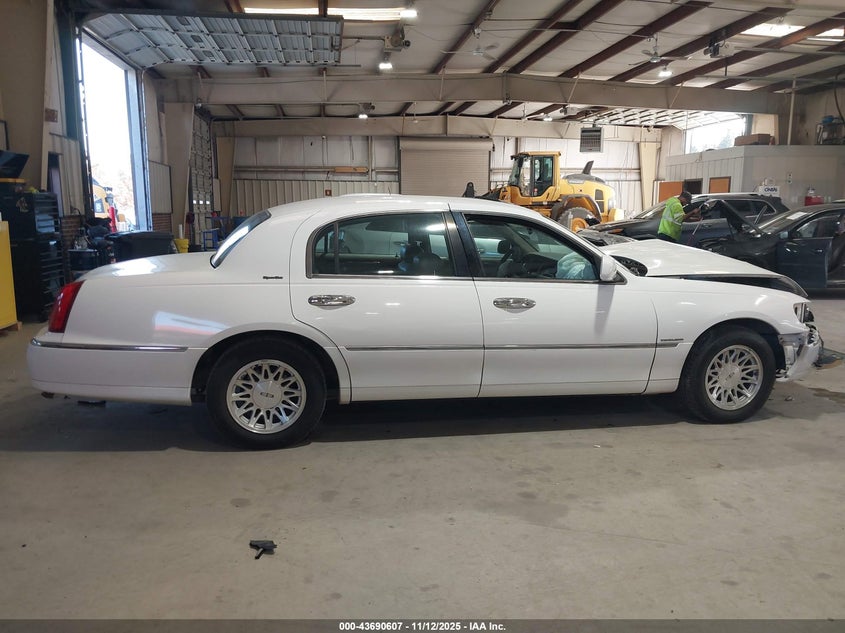 1999 Lincoln Town Car Signature VIN: 1LNHM82W5XY664843 Lot: 43690607