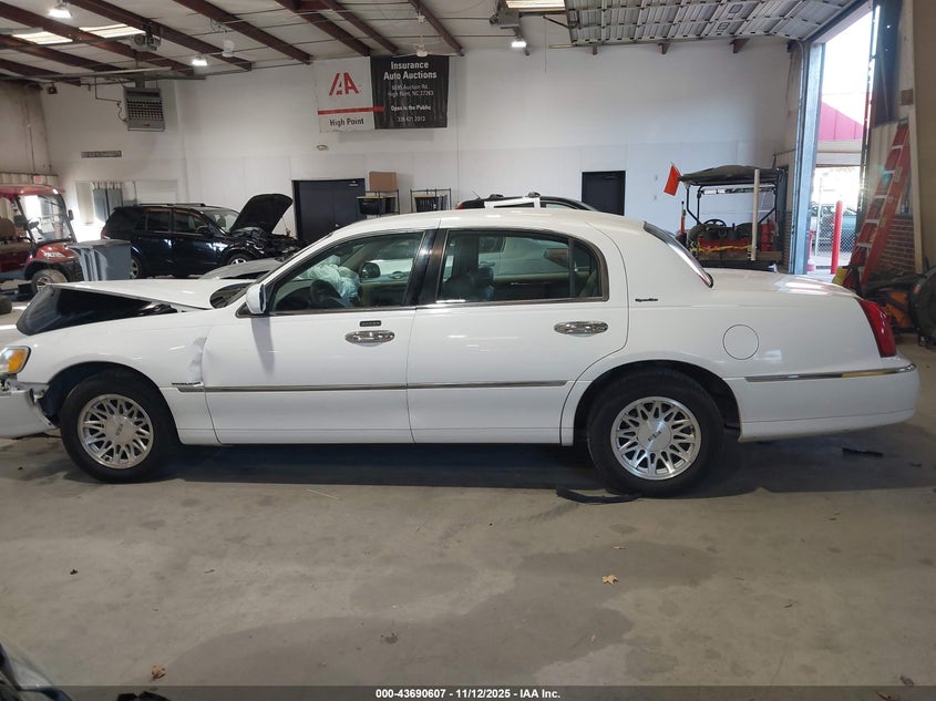 1999 Lincoln Town Car Signature VIN: 1LNHM82W5XY664843 Lot: 43690607