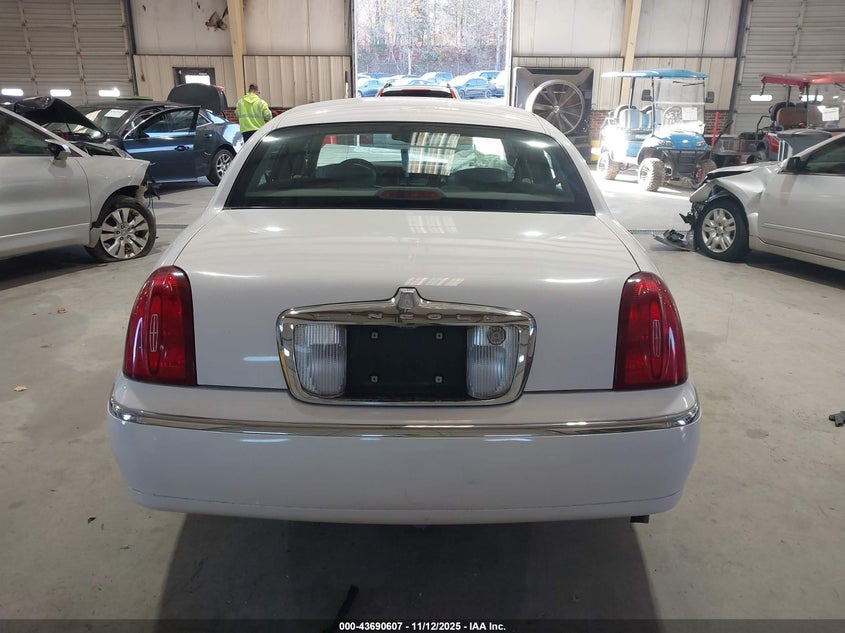 1999 Lincoln Town Car Signature VIN: 1LNHM82W5XY664843 Lot: 43690607