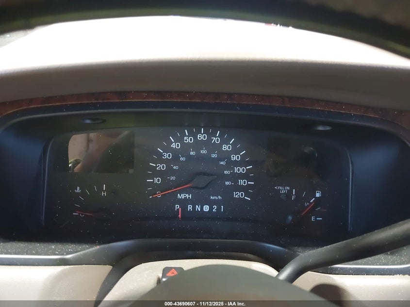 1999 Lincoln Town Car Signature VIN: 1LNHM82W5XY664843 Lot: 43690607