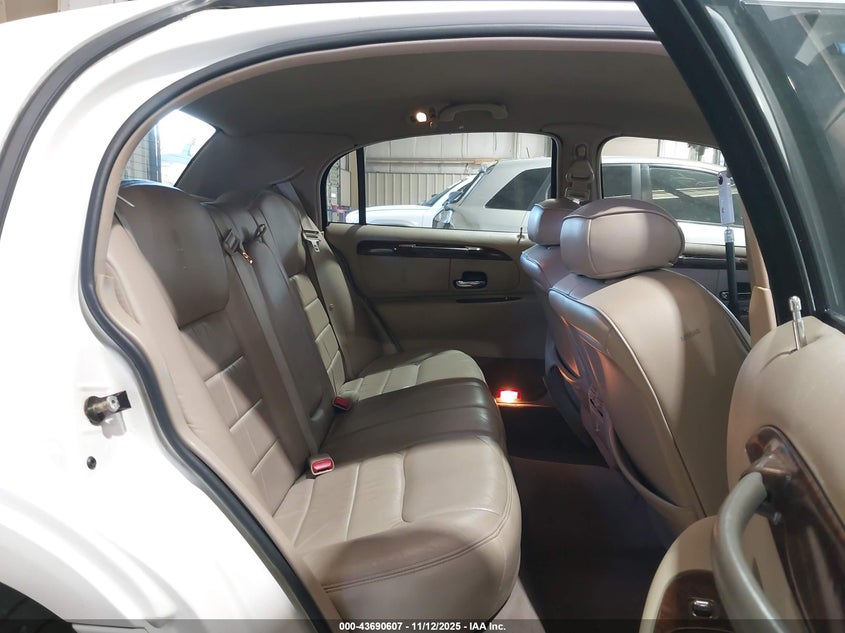 1999 Lincoln Town Car Signature VIN: 1LNHM82W5XY664843 Lot: 43690607