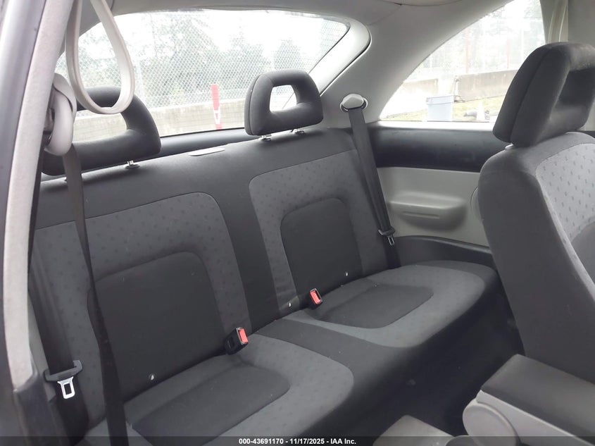 2000 Volkswagen New Beetle Gls 1.8L Turbo VIN: 3VWCD21C2YM419477 Lot: 43691170