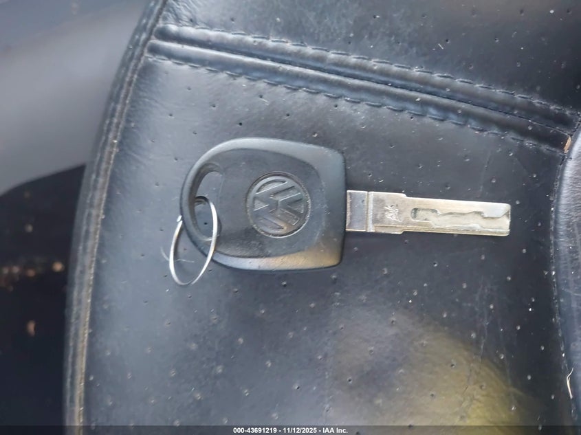 2001 Volkswagen New Beetle Glx VIN: 3VWDC21C61M428325 Lot: 43691219