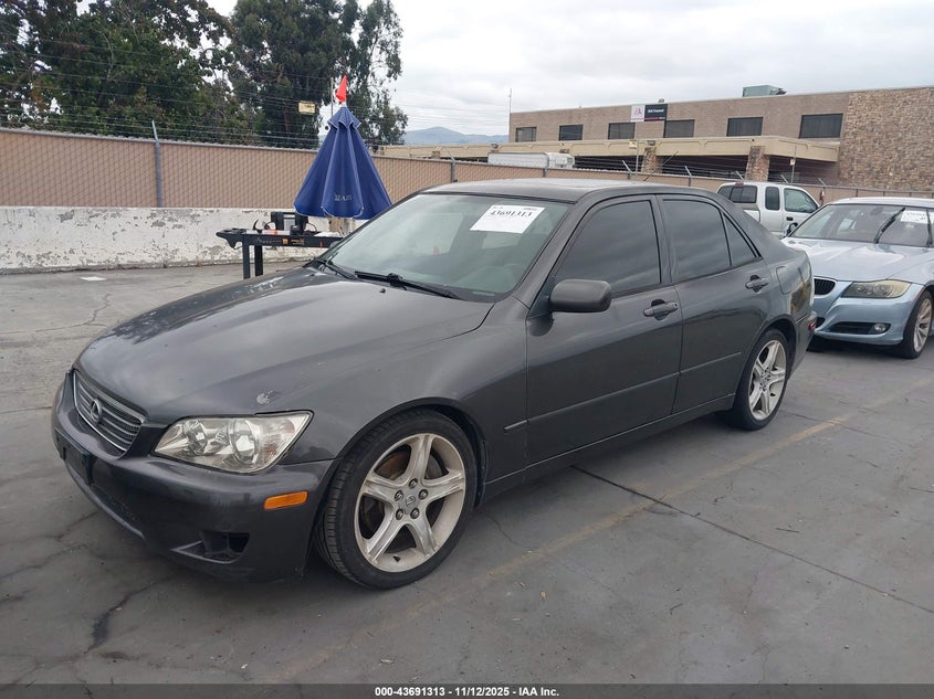 JTHBD182810027973 2001 LEXUS IS photo no. 2