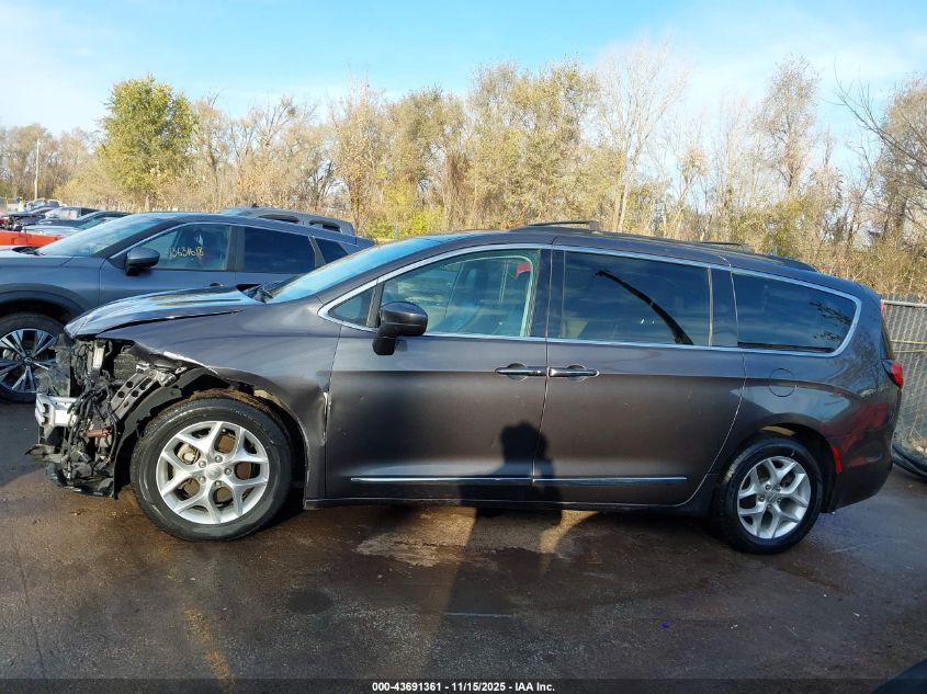 2017 Chrysler Pacifica Touring-L VIN: 2C4RC1BG8HR826871 Lot: 43691361
