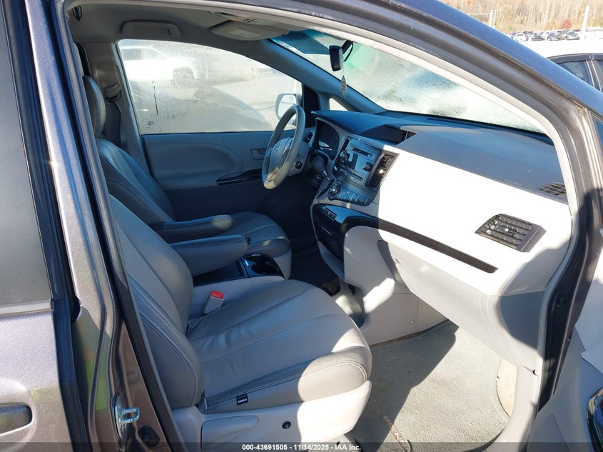 5TDKK3DC6ES485127 2014 TOYOTA SIENNA photo no. 5