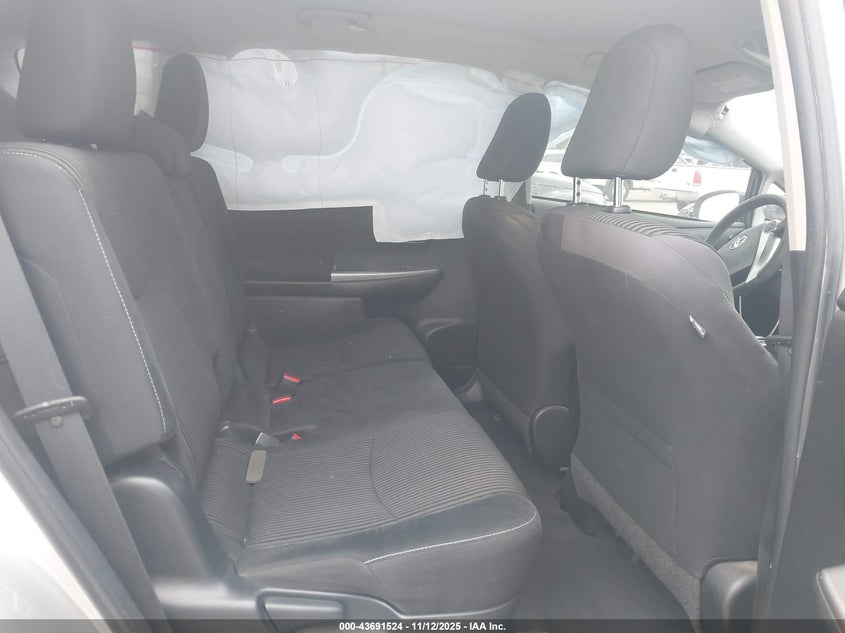 JTDZN3EUXHJ061139 2017 TOYOTA PRIUS V (+) photo no. 8