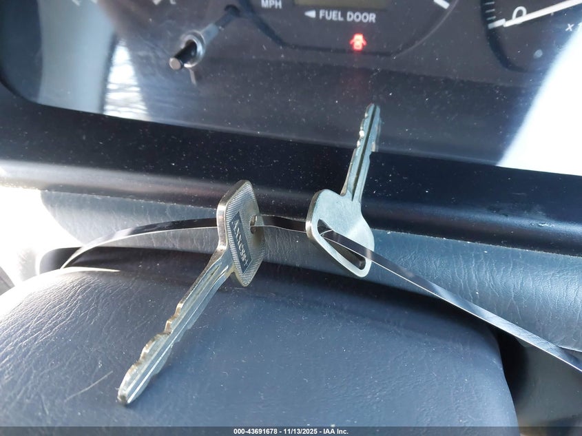 2000 Toyota Camry Ce VIN: 4T1BG22K7YU960933 Lot: 43691678