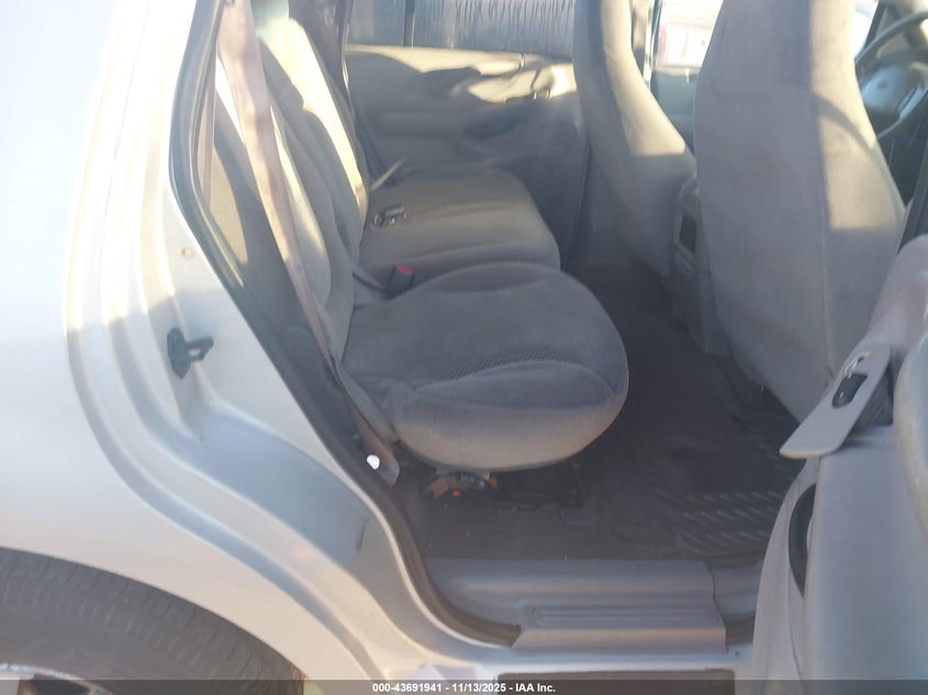 2000 Ford Expedition Xlt VIN: 1FMRU1564YLB90583 Lot: 43691941