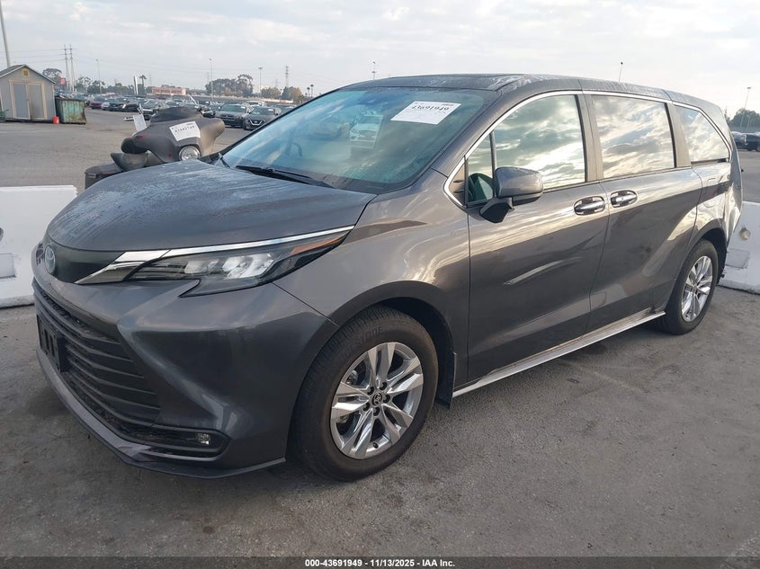 5TDJRKEC1SS226850 2025 TOYOTA SIENNA photo no. 2