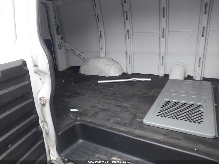 2017 Chevrolet Express 2500 Work Van VIN: 1GCWGAFF8H1352756 Lot: 43691970