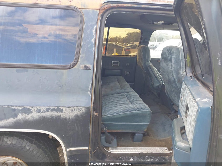 1991 GMC Suburban R15 Conventional VIN: 1GKER16K5MF529963 Lot: 43692193