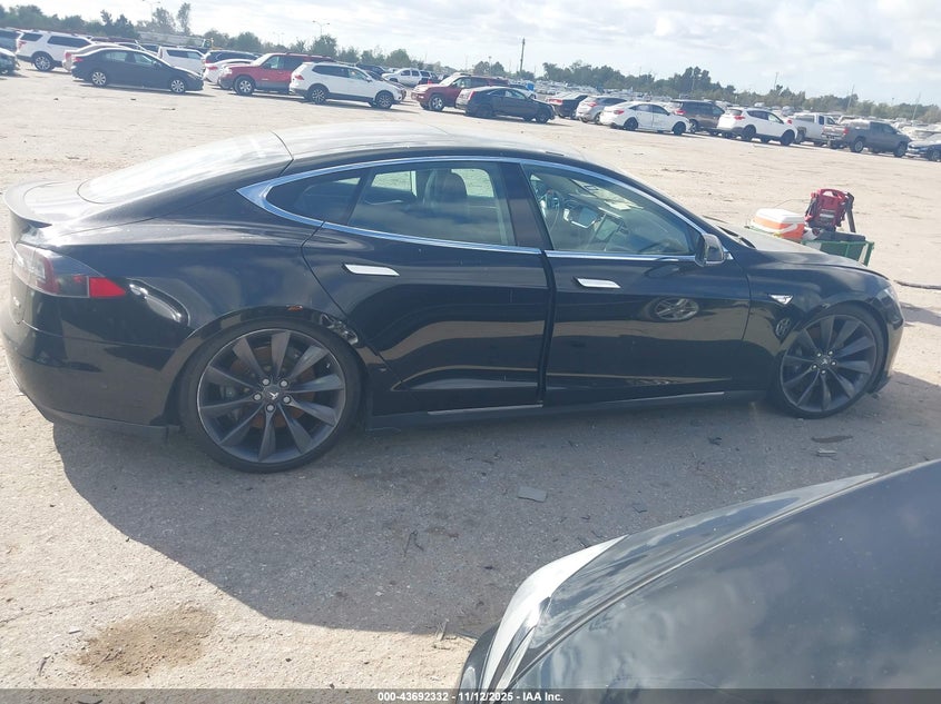 2013 Tesla Model S Performance VIN: 5YJSA1DP1DFP15590 Lot: 43692332