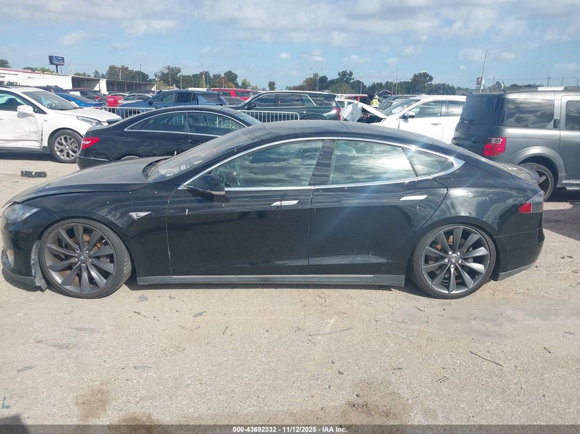 2013 Tesla Model S Performance VIN: 5YJSA1DP1DFP15590 Lot: 43692332