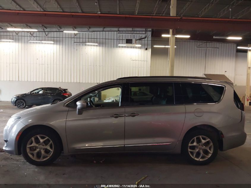 2017 Chrysler Pacifica Touring-L VIN: 2C4RC1BGXHR820375 Lot: 43692562