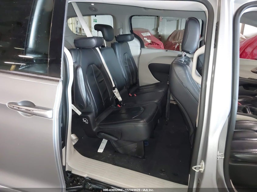 2017 Chrysler Pacifica Touring-L VIN: 2C4RC1BGXHR820375 Lot: 43692562