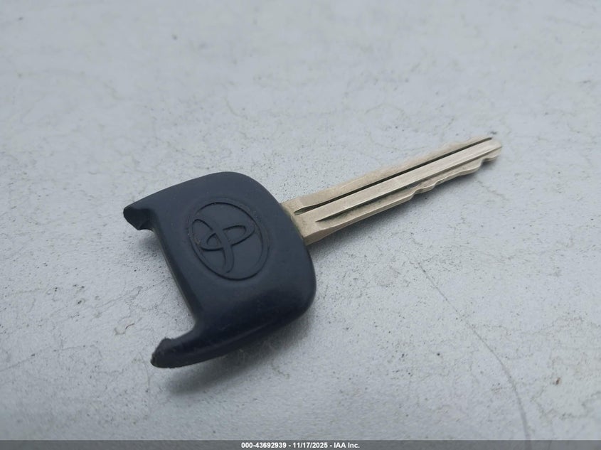 2000 Toyota Avalon Xl VIN: 4T1BF28B3YU014399 Lot: 43692939