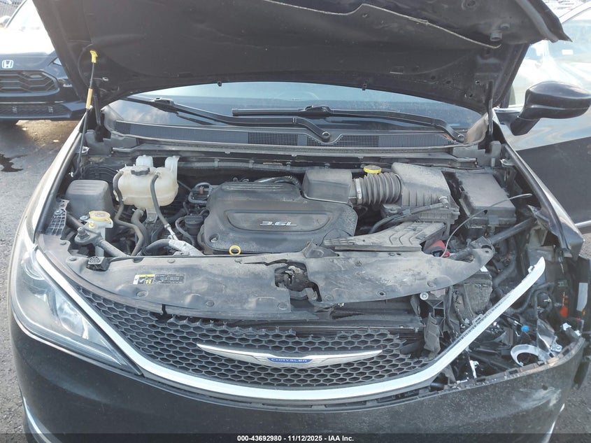 2018 Chrysler Pacifica Touring L VIN: 2C4RC1BG4JR353508 Lot: 43692980