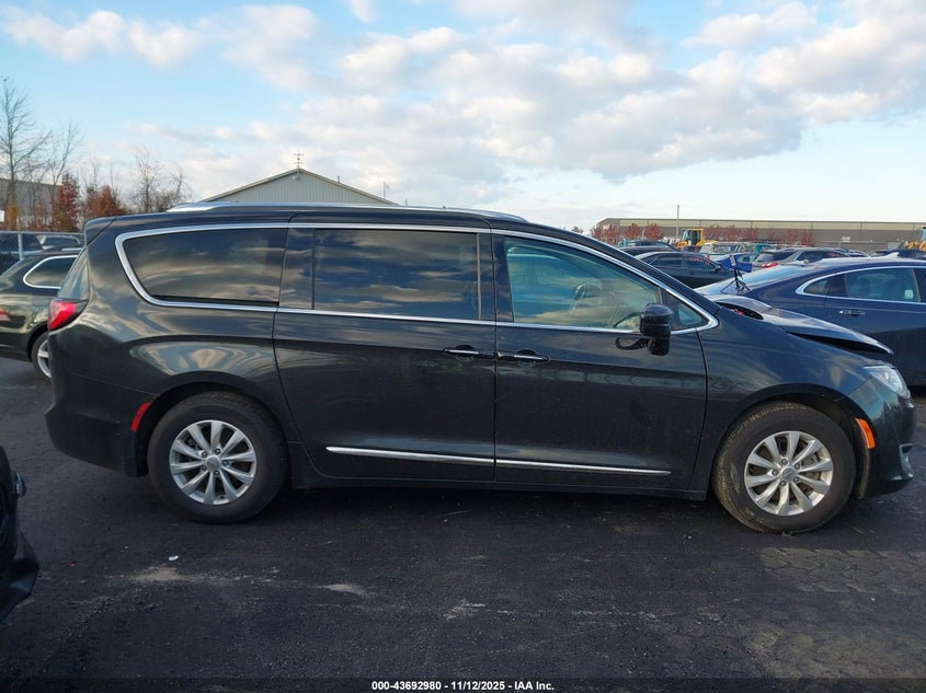 2018 Chrysler Pacifica Touring L VIN: 2C4RC1BG4JR353508 Lot: 43692980