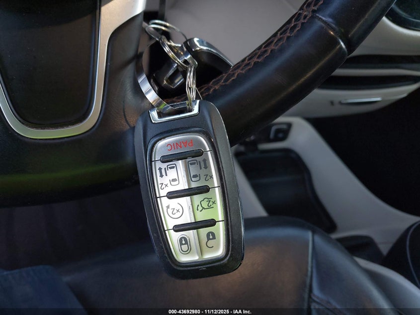 2018 Chrysler Pacifica Touring L VIN: 2C4RC1BG4JR353508 Lot: 43692980