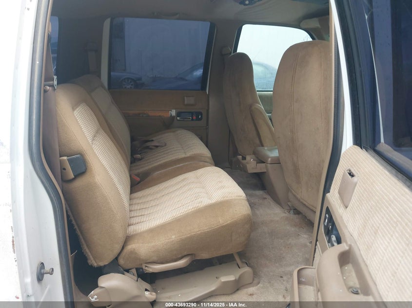 1994 Chevrolet Suburban C2500 VIN: 1GNGC26N8RJ345778 Lot: 43693290