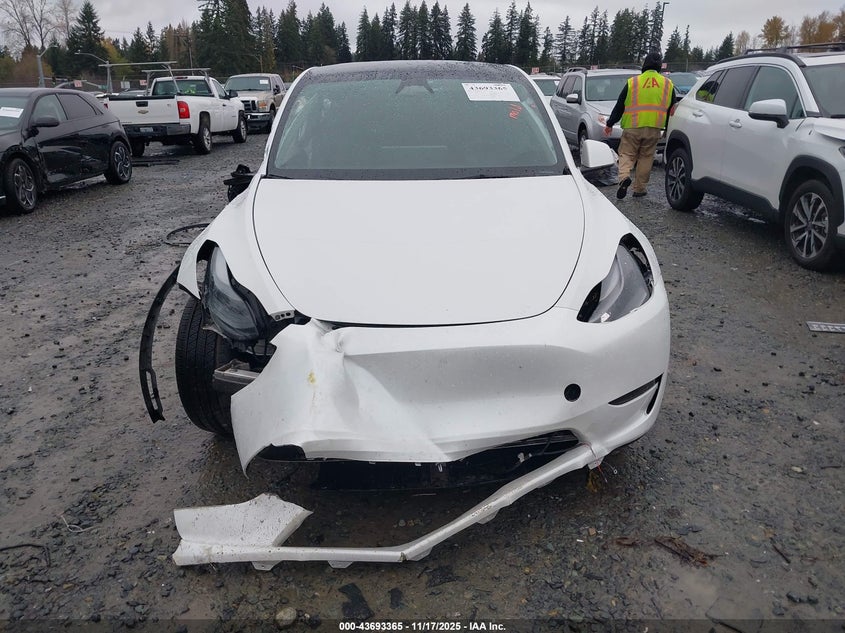 2024 Tesla Model Y Long Range Dual Motor All-Wheel Drive VIN: 7SAYGAEE1RF122280 Lot: 43693365
