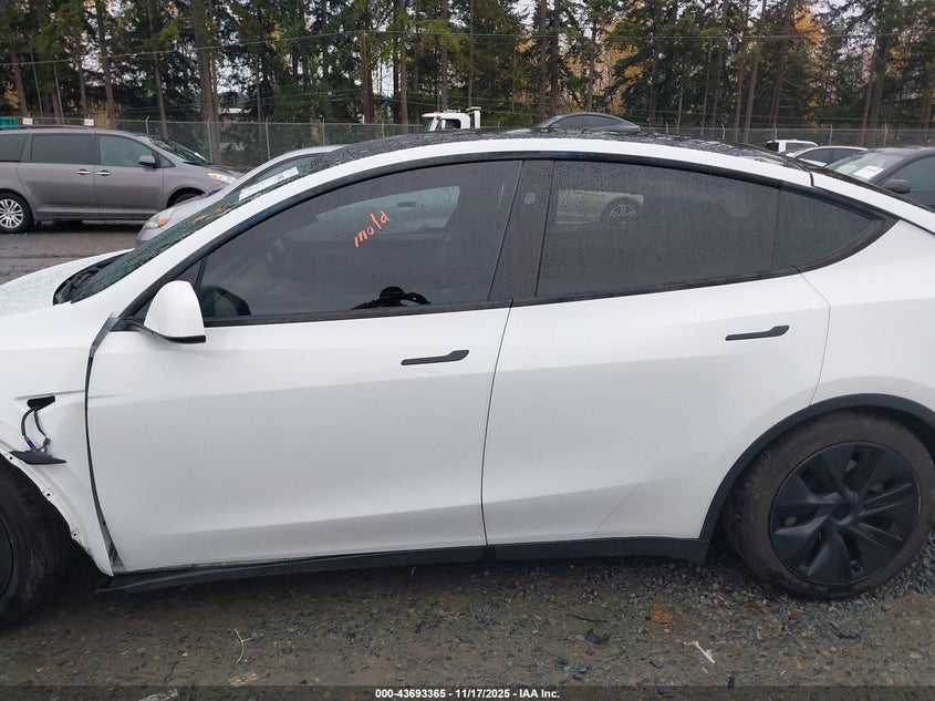2024 Tesla Model Y Long Range Dual Motor All-Wheel Drive VIN: 7SAYGAEE1RF122280 Lot: 43693365