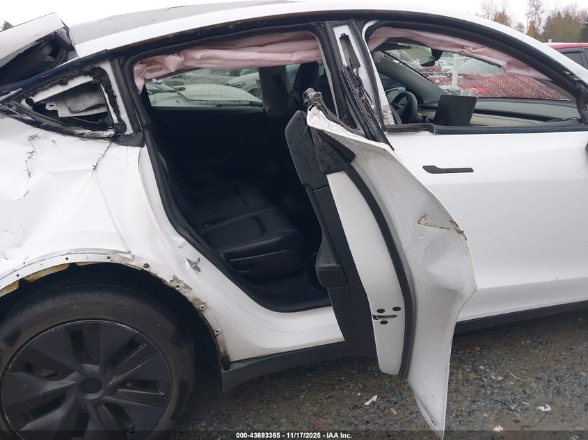 2024 Tesla Model Y Long Range Dual Motor All-Wheel Drive VIN: 7SAYGAEE1RF122280 Lot: 43693365