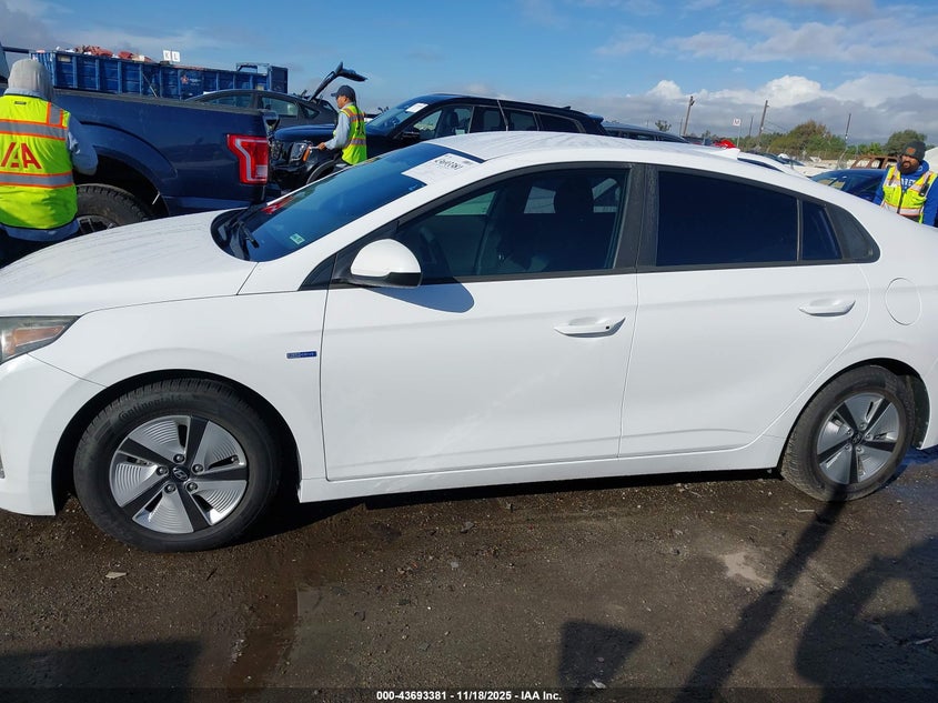 2017 Hyundai Ioniq Hybrid Blue VIN: KMHC65LC2HU050123 Lot: 43693381