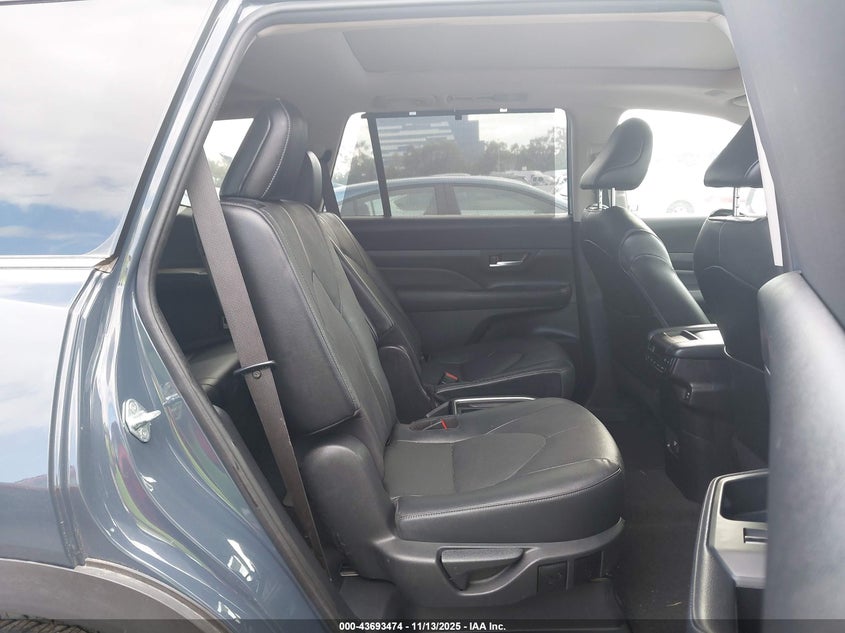 2024 Toyota Grand Highlander Platinum VIN: 5TDAAAB59RS017504 Lot: 43693474