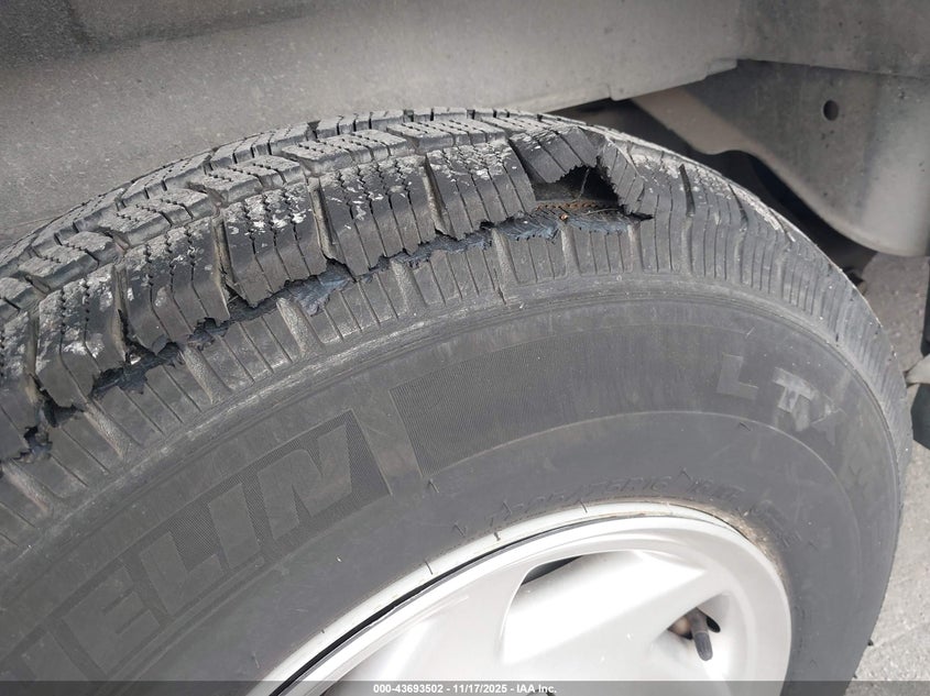 2010 Ford E-350 Super Duty Xl/Xlt VIN: 1FBNE3BL5ADA88624 Lot: 43693502