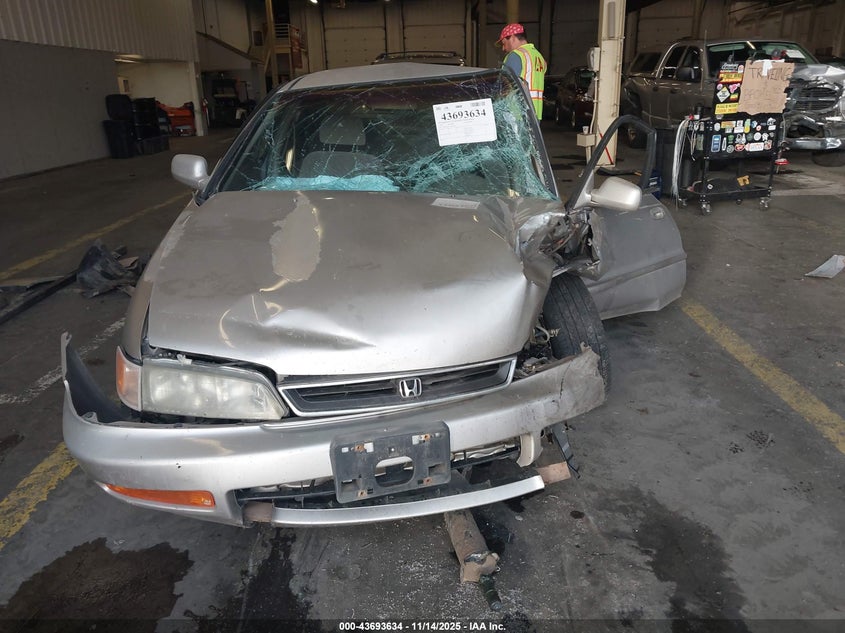 1996 Honda Accord Lx/Ex VIN: 1HGCD5537TA282266 Lot: 43693634