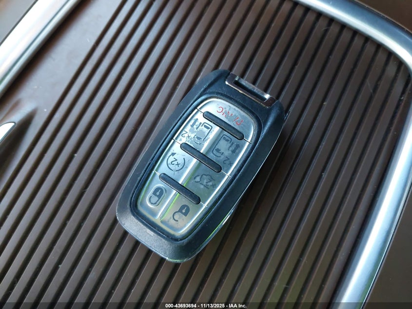 2019 Chrysler Pacifica Limited VIN: 2C4RC1GG2KR576995 Lot: 43693694