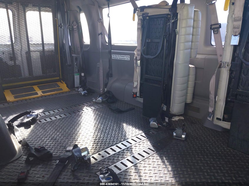 1999 Ford E-350 Super Duty Xl/Xlt VIN: 1FBSS31L4XHB35799 Lot: 43694161