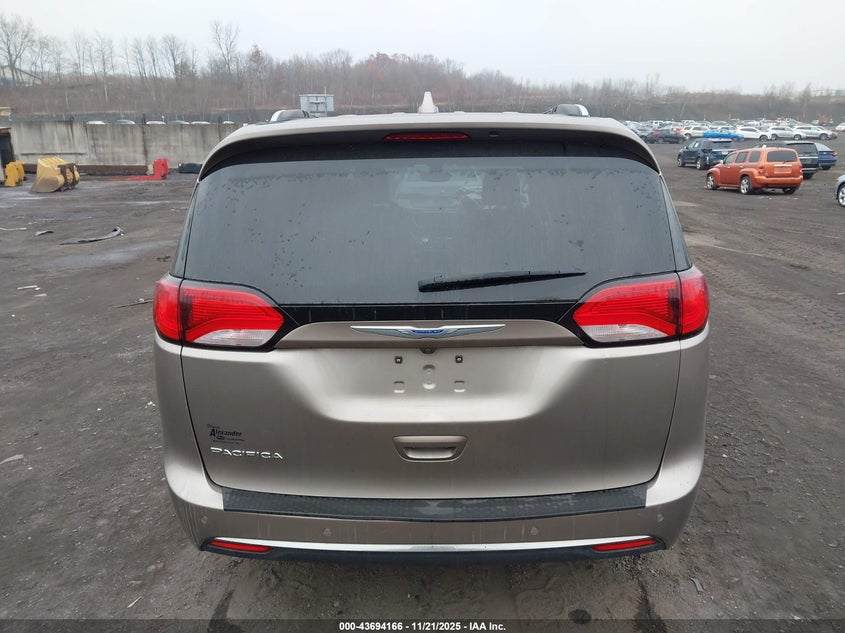 2018 Chrysler Pacifica Touring L VIN: 2C4RC1BGXJR274375 Lot: 43694166