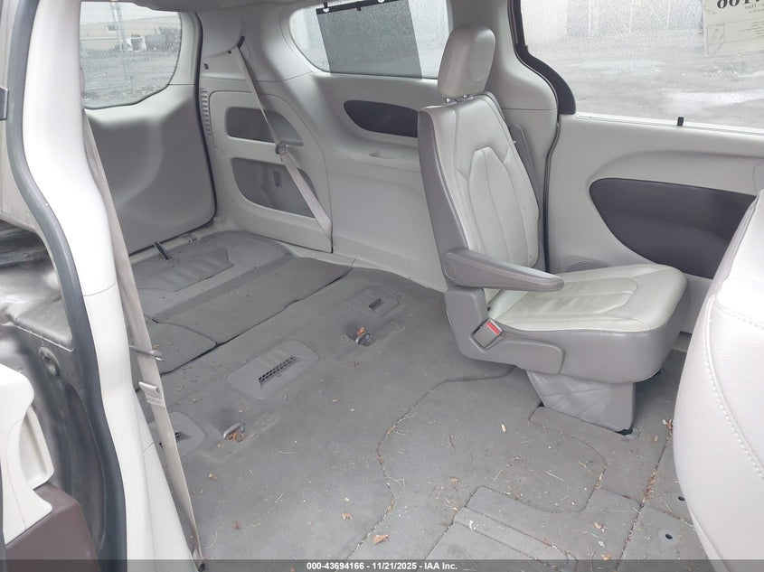 2018 Chrysler Pacifica Touring L VIN: 2C4RC1BGXJR274375 Lot: 43694166