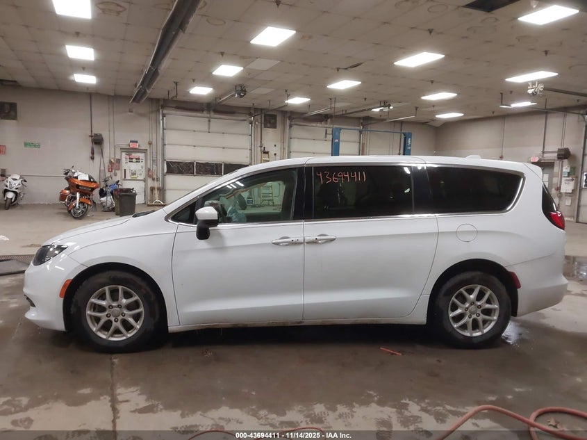 2017 Chrysler Pacifica Touring VIN: 2C4RC1DG4HR711701 Lot: 43694411