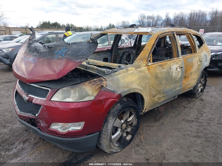 1GNKRGED4BJ102957 2011 CHEVROLET TRAVERSE photo no. 2
