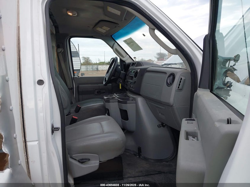 1FDWE3FN1RDD13639 2024 FORD ECONOLINE photo no. 2