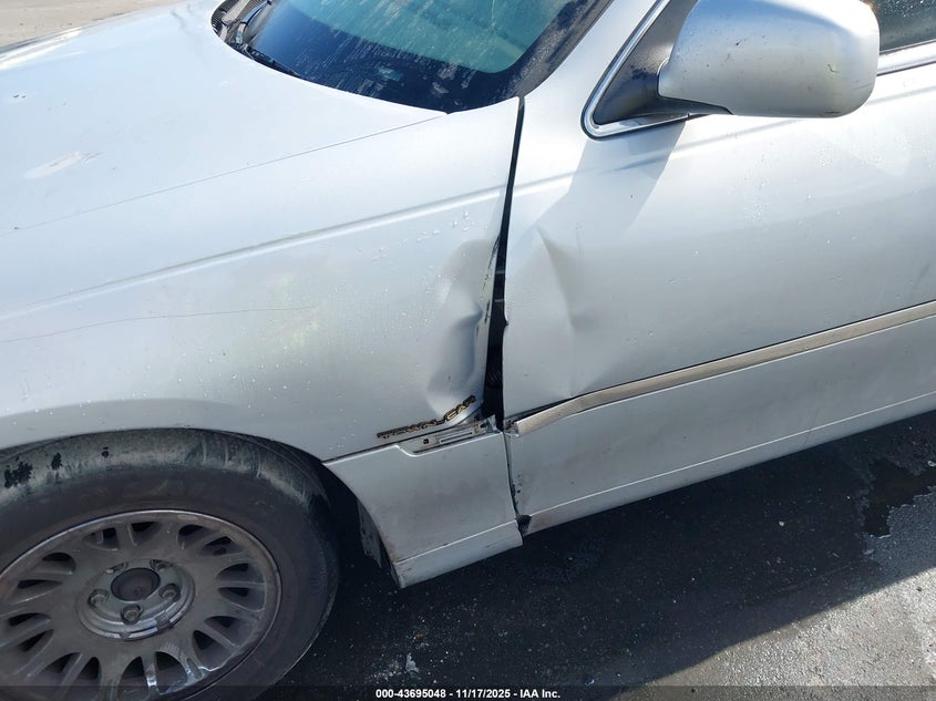 2002 Lincoln Town Car Cartier VIN: 1LNHM83W92Y653271 Lot: 43695048