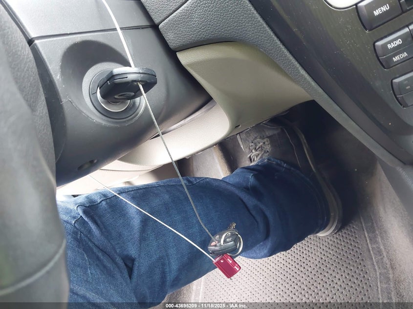 2010 Mercury Milan Hybrid VIN: 3MEDM0L32AR613085 Lot: 43695209