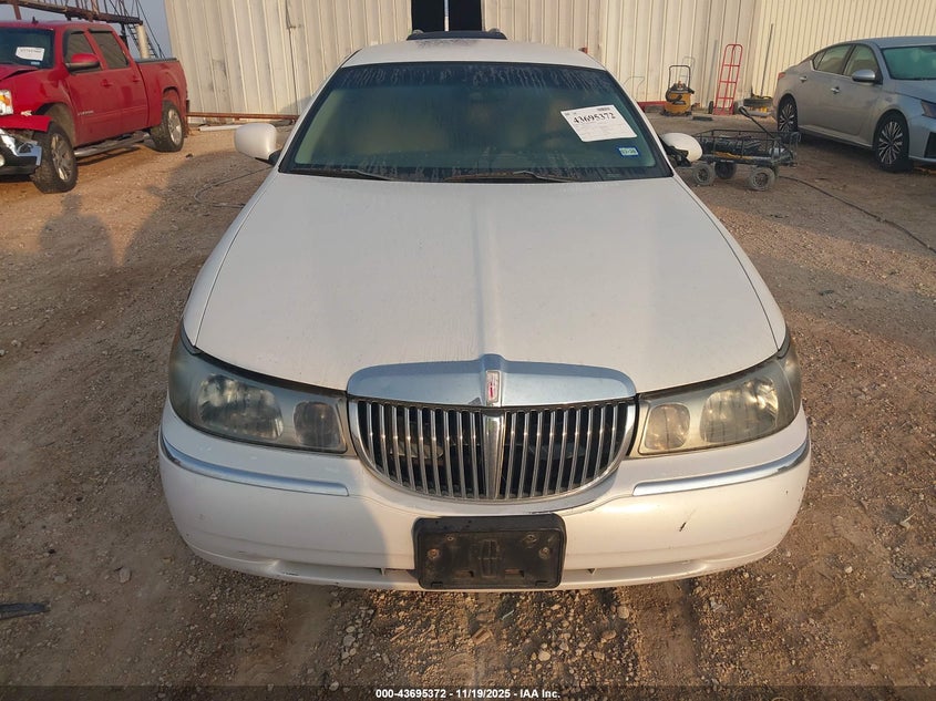1999 Lincoln Town Car Signature VIN: 1LNHM82W9XY655949 Lot: 43695372