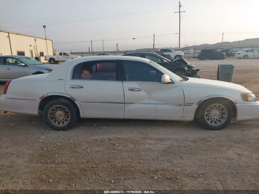 1999 Lincoln Town Car Signature VIN: 1LNHM82W9XY655949 Lot: 43695372