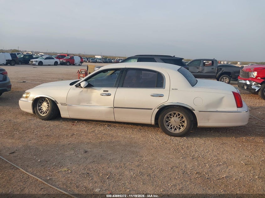 1999 Lincoln Town Car Signature VIN: 1LNHM82W9XY655949 Lot: 43695372