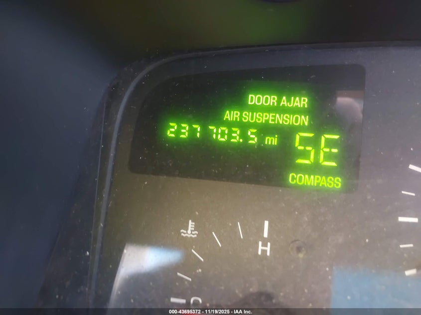 1999 Lincoln Town Car Signature VIN: 1LNHM82W9XY655949 Lot: 43695372