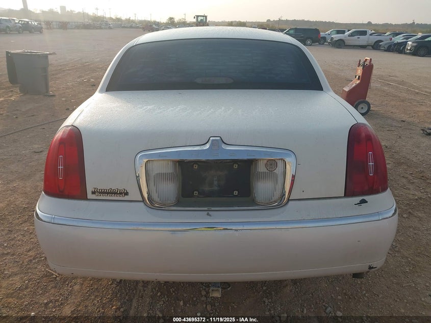 1999 Lincoln Town Car Signature VIN: 1LNHM82W9XY655949 Lot: 43695372